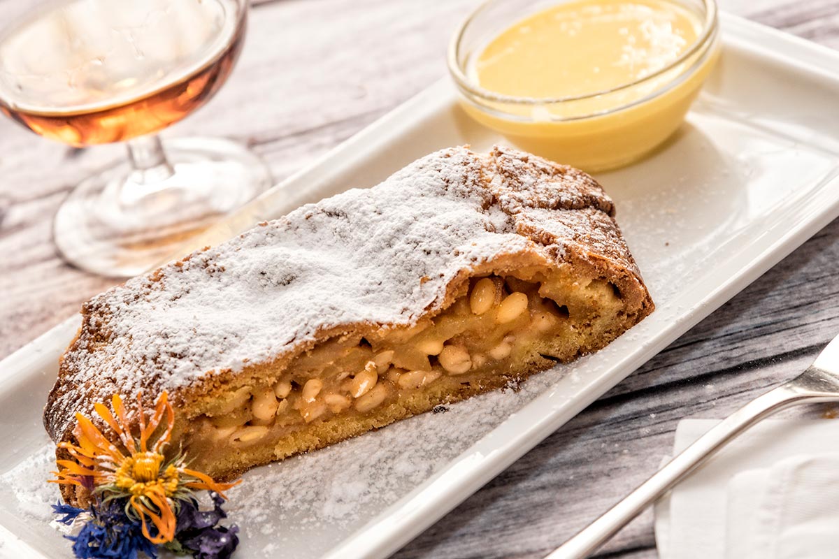 Traditioneller Apfelstrudel mit Vanillesauce - Historic Hotel Emma