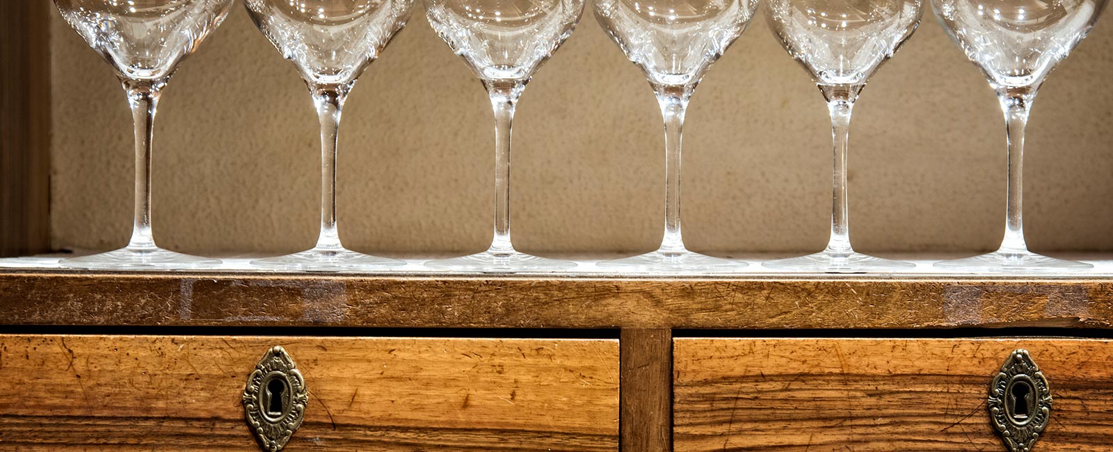 bicchieri da vino sul cassettone