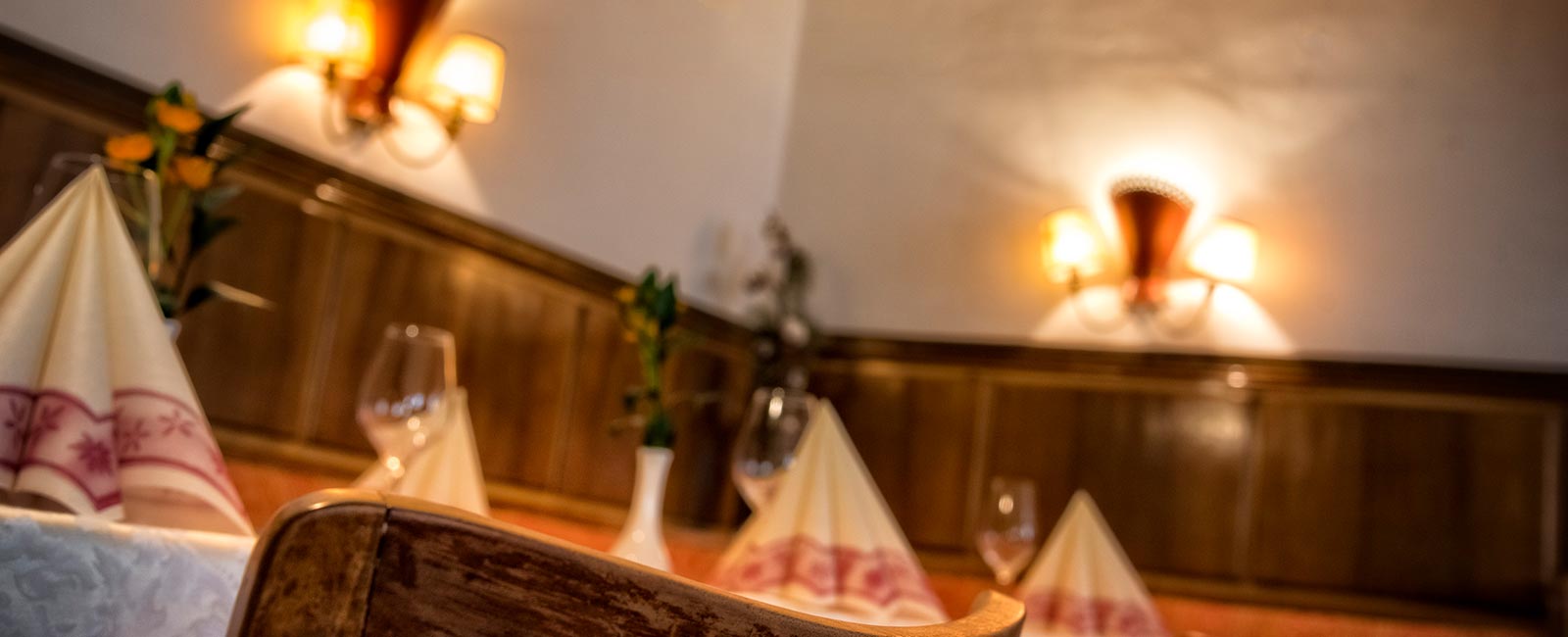 un tavolo apparecchiato