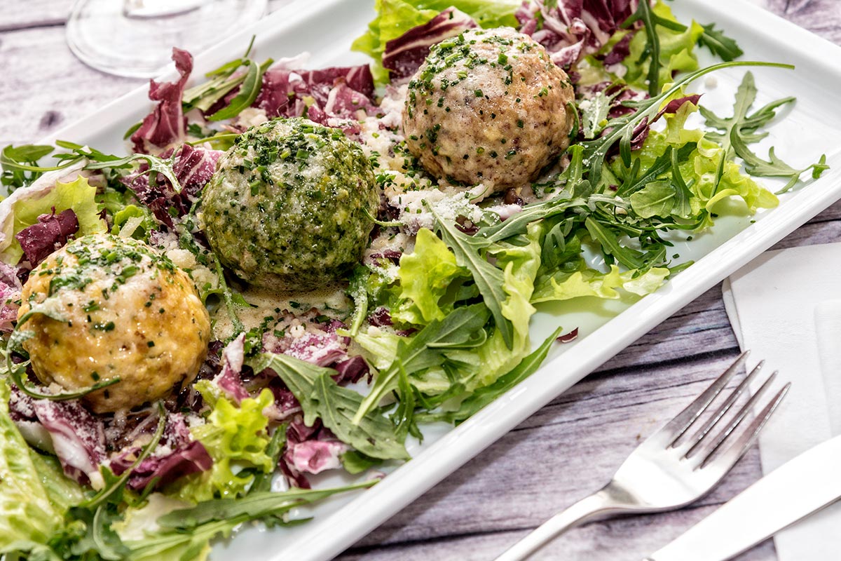 tris di canederli e insalata