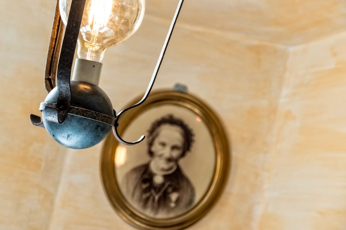 Lampada con un'immagine di Emma Hellenstainer