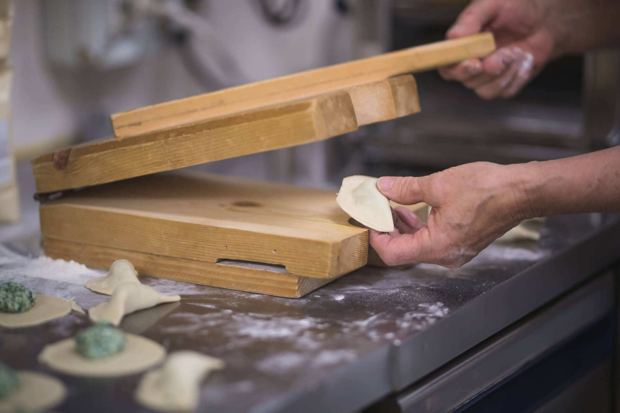 preparazione delle schlutzkrapfen - ravioli mezzelune