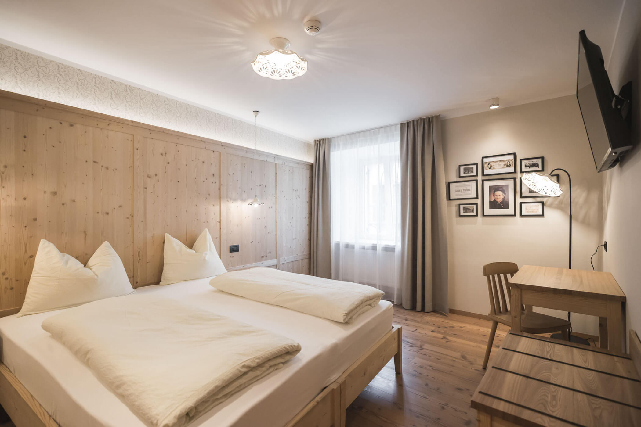 Letto matrimoniale con televisione