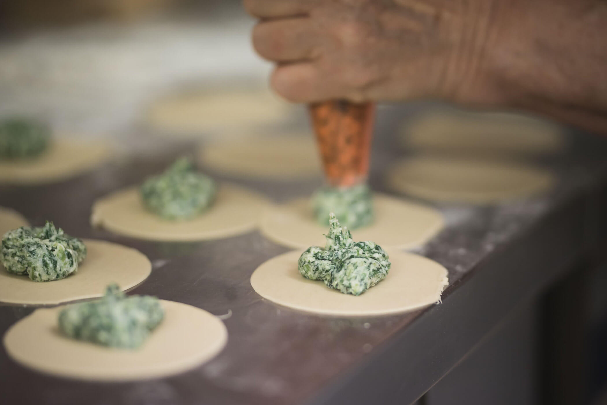Preparazione delle schlutzkrapfen - ravioli mezzelune